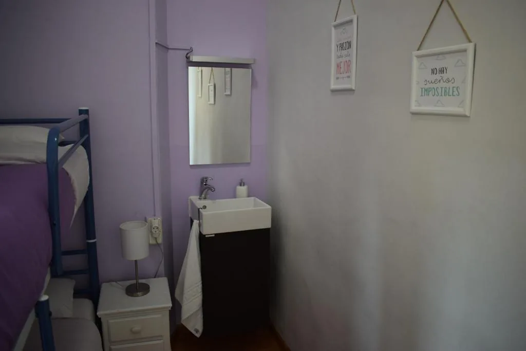 Standard Single Room with Shared Bathroom — Hostal MiMi Las Ramblas