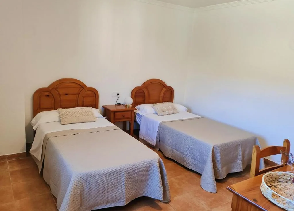 Camera matrimoniale con bagno privato - 2 letti — Hostal Mirall Rural