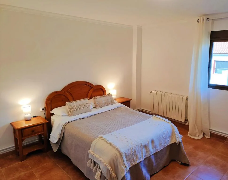 Camera matrimoniale con bagno privato — Hostal Mirall Rural
