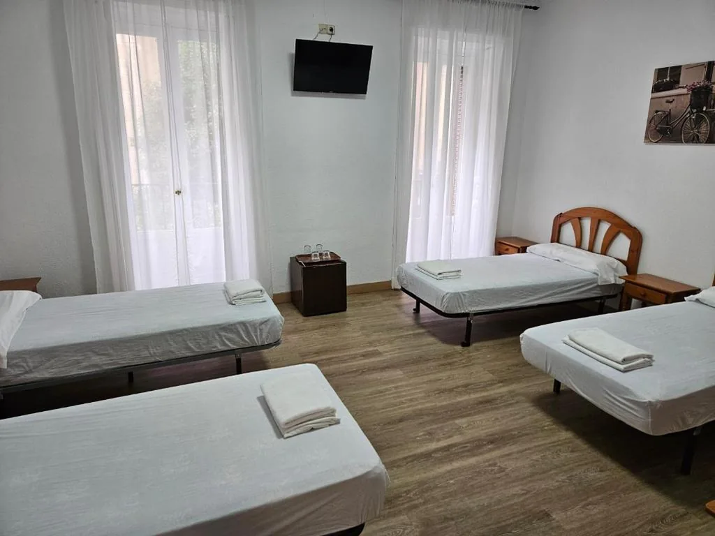 Chambre quadruple avec salle de bains commune — Hostal Miralva
