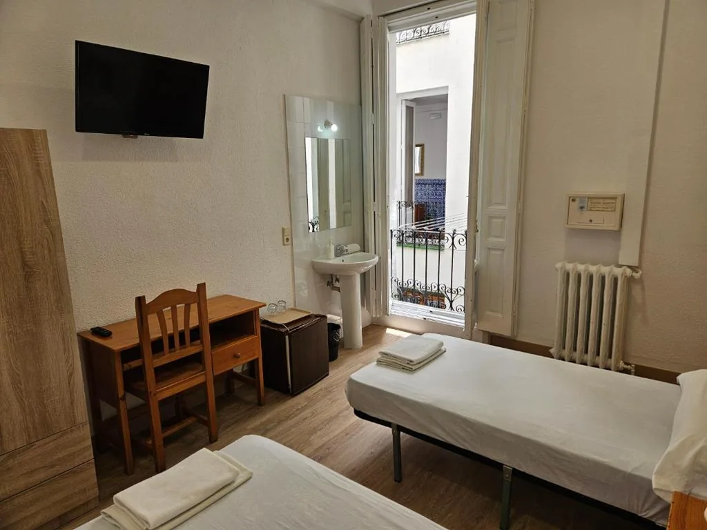 Chambre double avec salle de bains commune - 2 lits — Hostal Miralva