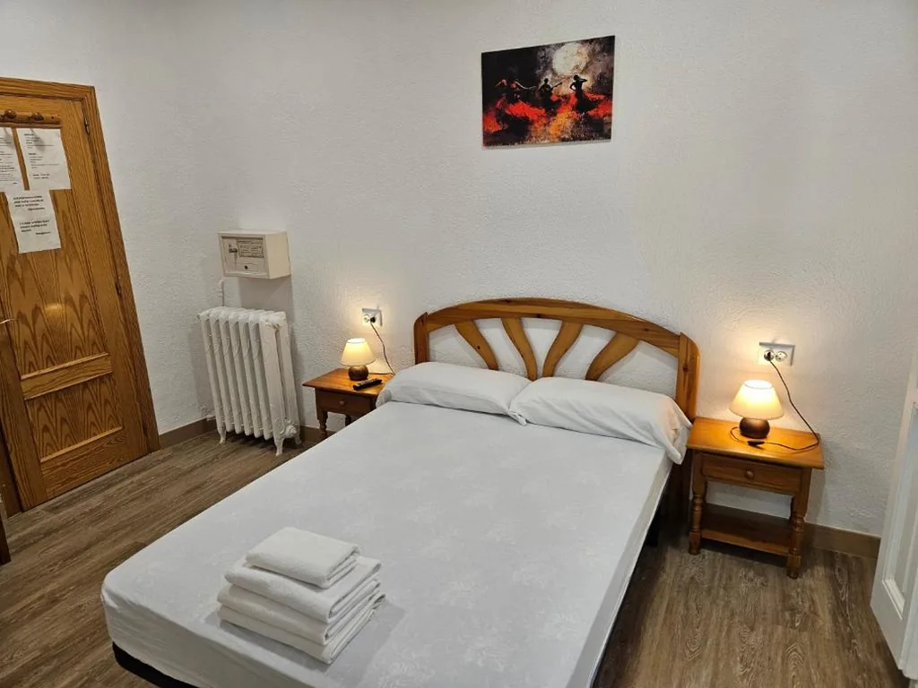 Chambre double avec salle de bains privative — Hostal Miralva