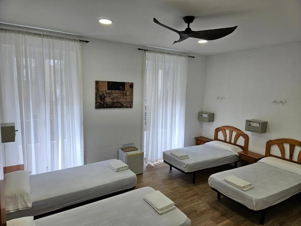 Chambre familiale avec salle de bains commune — Hostal Miralva