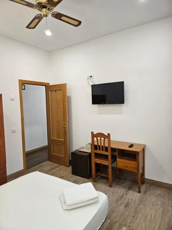 Chambre individuelle avec salle de bains commune — Hostal Miralva