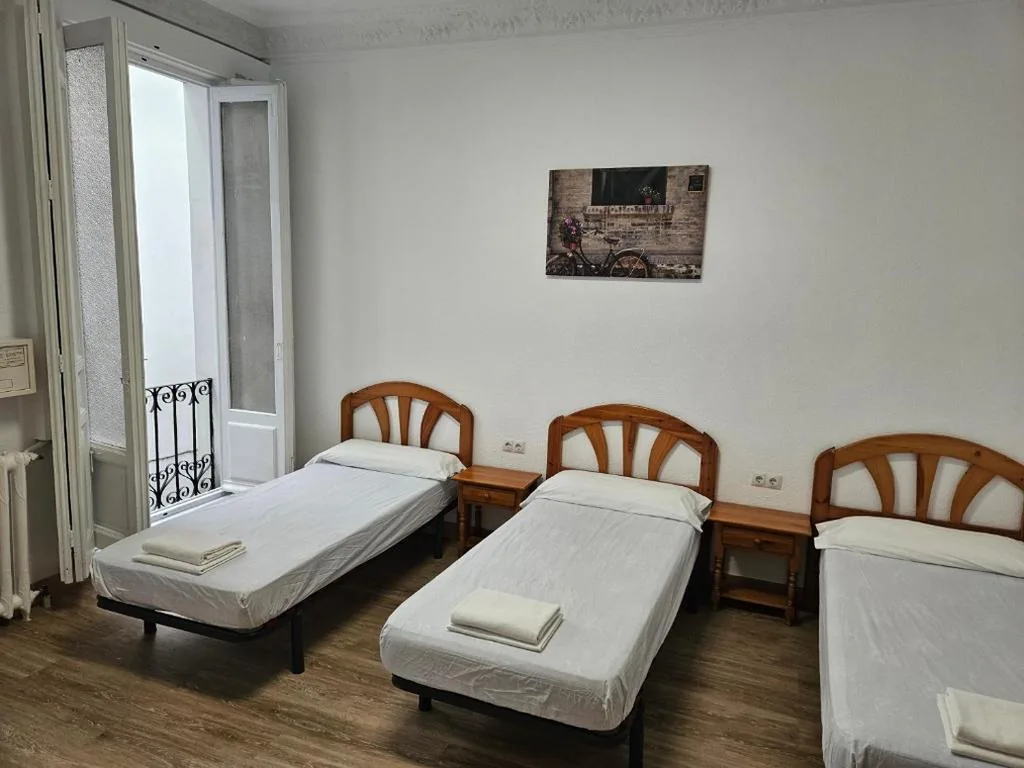Chambre triple basique avec salle de bains commune — Hostal Miralva