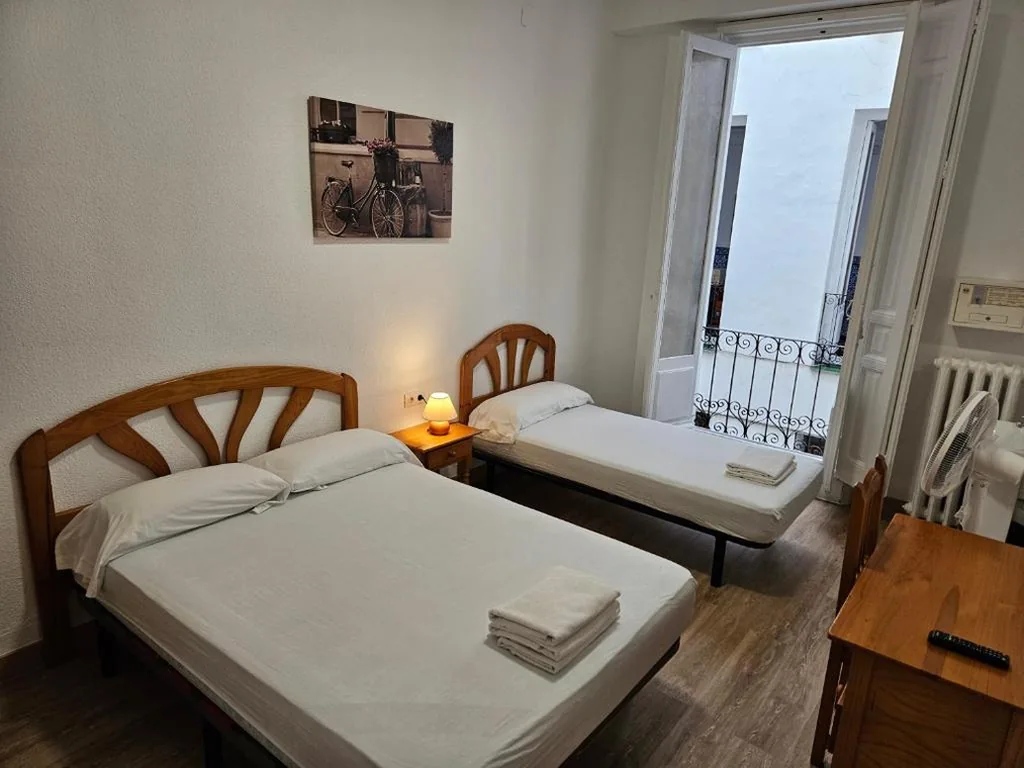 Chambre triple avec salle de bains commune — Hostal Miralva