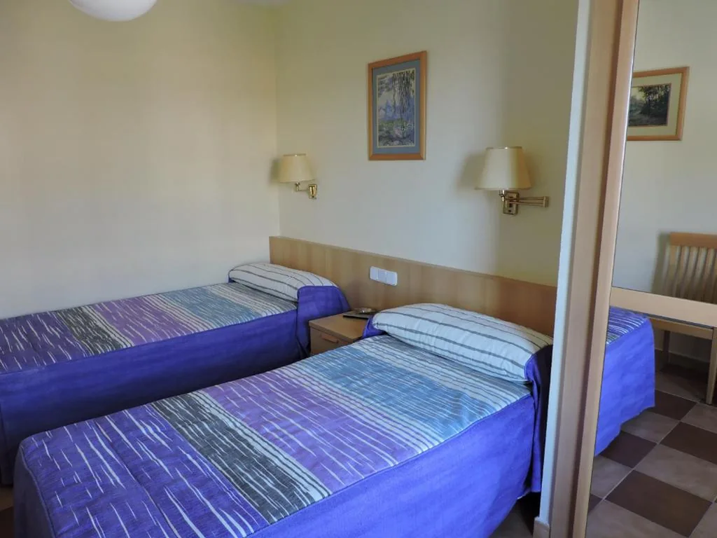 Doppelzimmer mit eigenem Bad – 2 Betten — Hostal Mirasierra