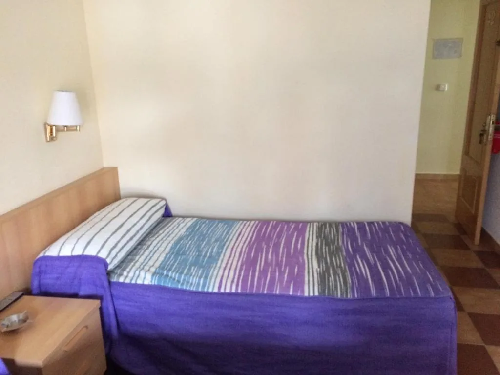 Einzelzimmer mit eigenem Bad — Hostal Mirasierra