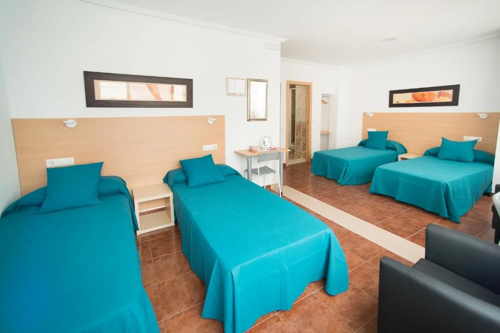 Vierbettzimmer (4 Erwachsene) — Hostal Mitre Paterna