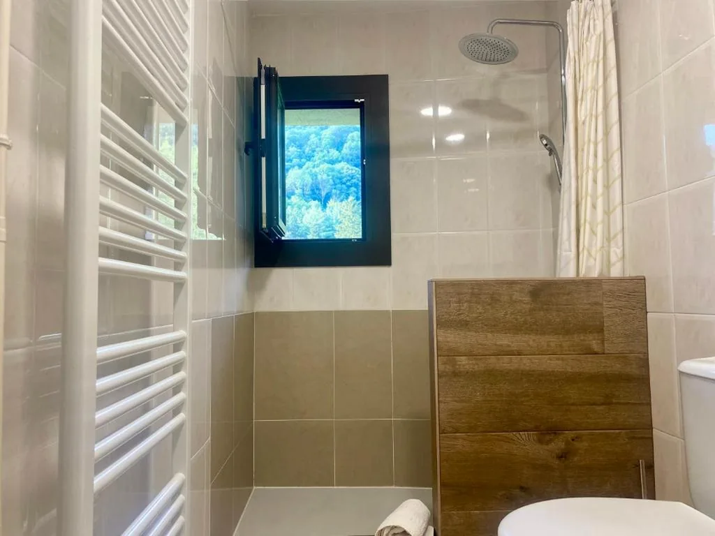 Quarto Duplo com Vista para as Montanhas - 2 Camas — Hostal Moliné