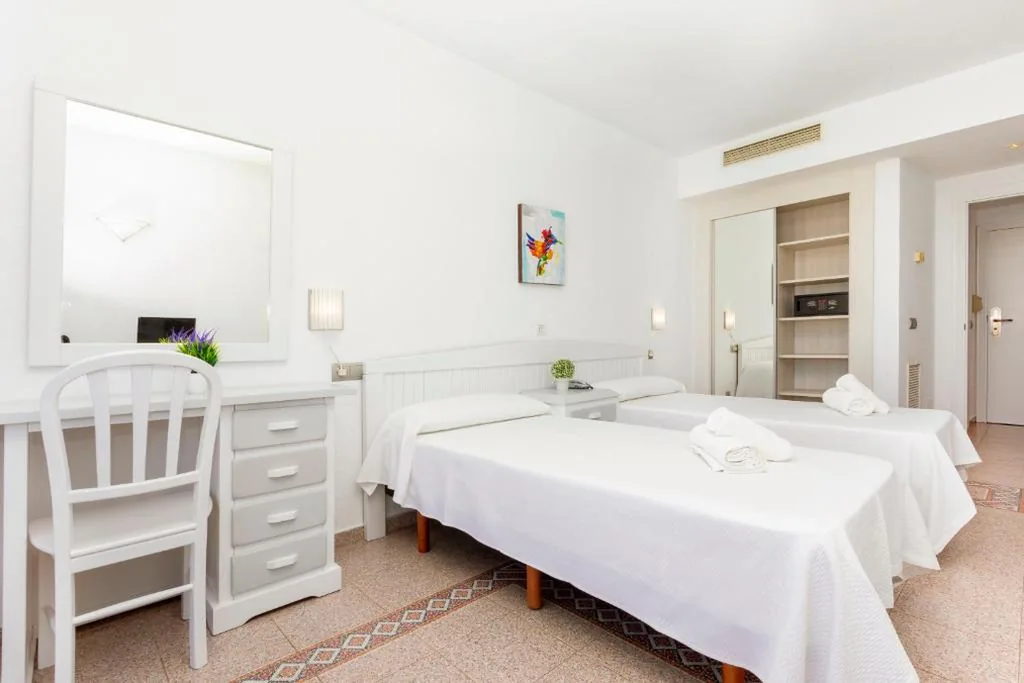 Habitación Doble con terraza - 2 camas — Hostal Molins Park