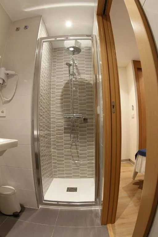 Habitación Doble con baño privado — Hostal Mónaco
