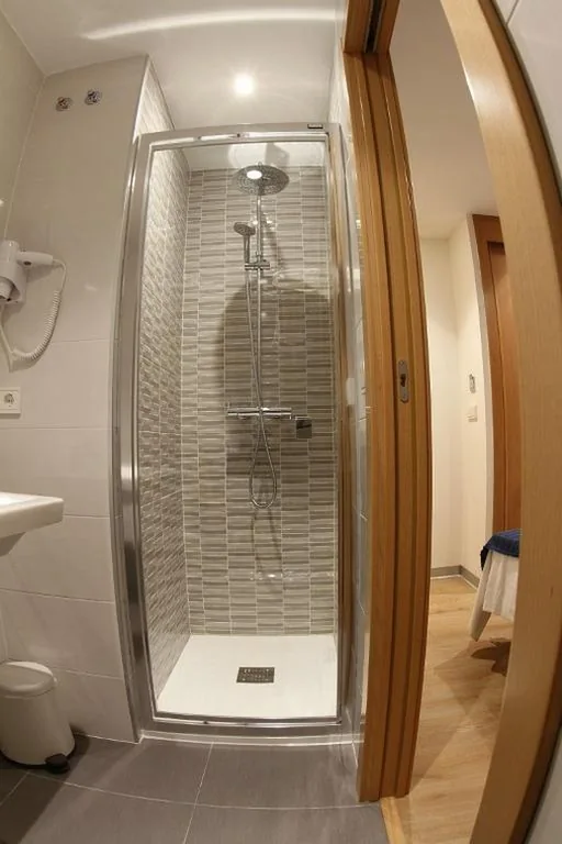 Habitación Individual con baño privado — Hostal Mónaco