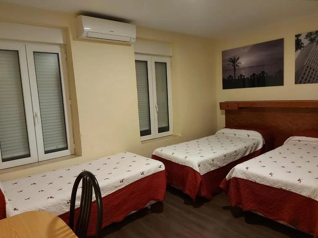 Habitación Triple — Hostal Moncloa