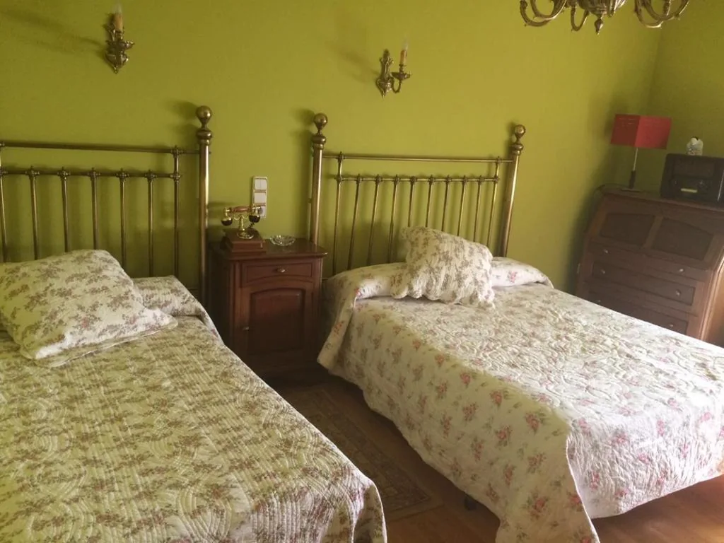 Klassisches Dreibettzimmer — Hostal Monica