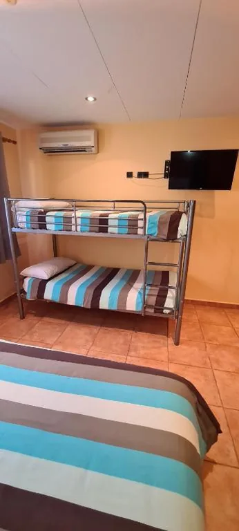 Dreibettzimmer — Hostal Mont-Rock
