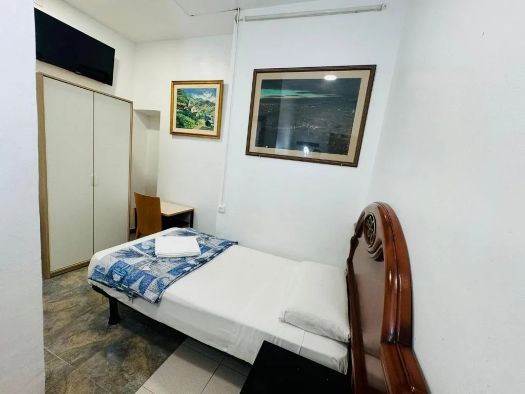 Habitación Individual Amplia — Hostal Mont Thabor