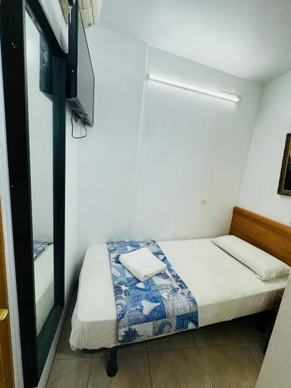 Habitación Individual con baño privado — Hostal Mont Thabor