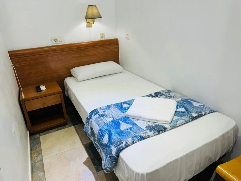 Habitación Individual con ducha y aseo compartidos — Hostal Mont Thabor