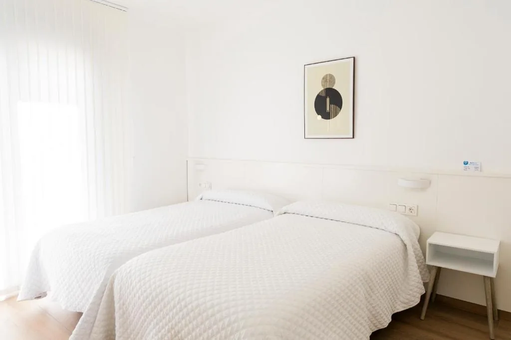 Standard Twin Room with Garden View with Private Bathroom — Hostal Montevideo Camino De Santiago & Beachfront