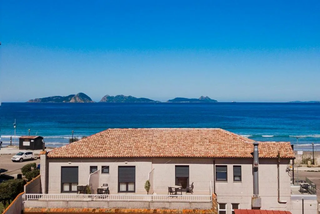 Standard Twin Room with Sea View with Private Bathroom — Hostal Montevideo Camino De Santiago & Beachfront