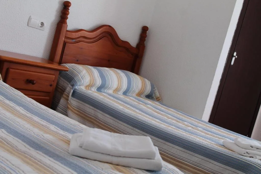 Standaard Driepersoonskamer — Hostal Montilla Sotogrande