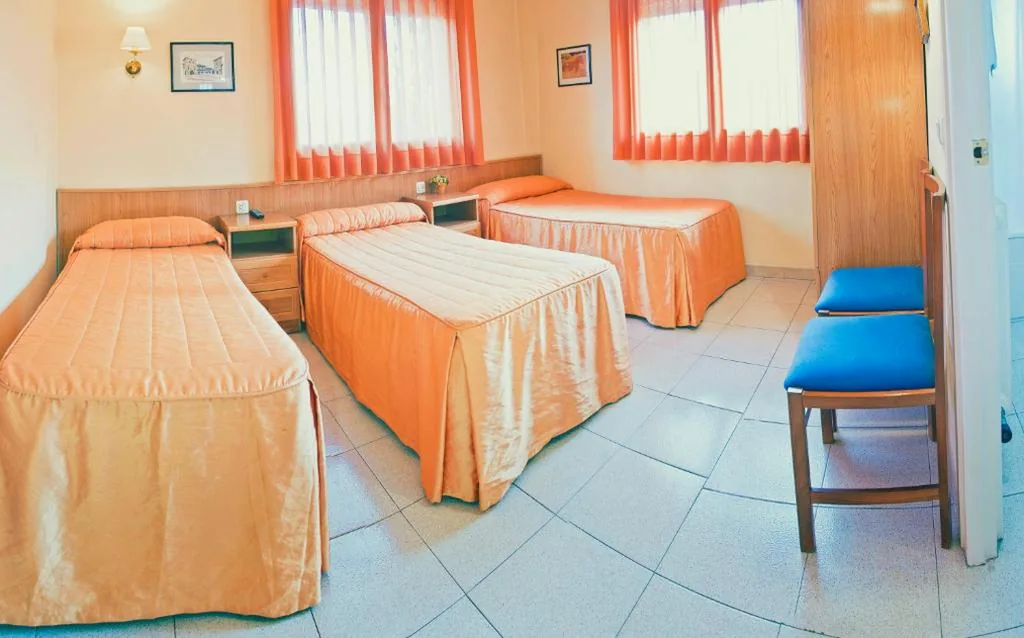 Habitación Triple — Hostal Montserrat