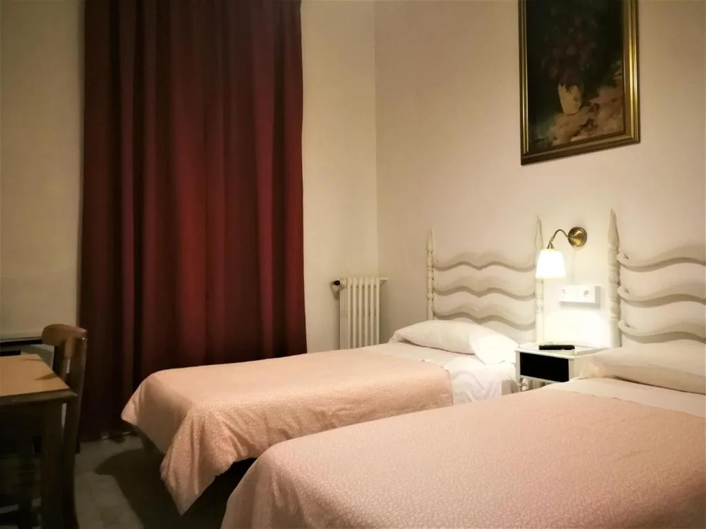 Camera doppia con bagno privato - 2 letti — Hostal Montsoliu