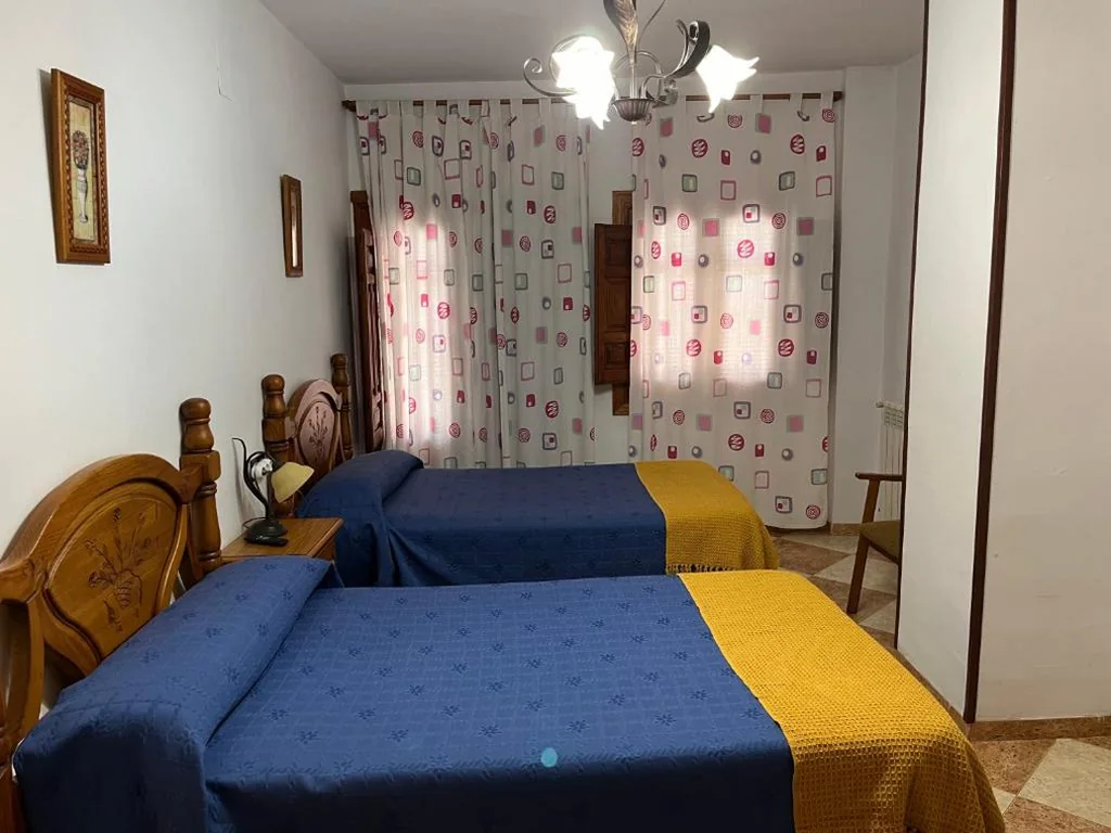 Doppelzimmer mit Balkon – 2 Einzelbetten — Hostal Moraima