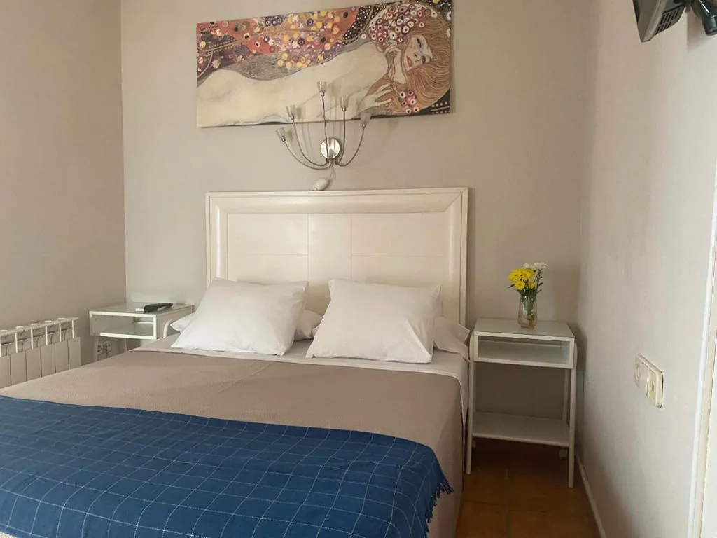 Habitación con cama grande y bañera de hidromasaje — Hostal Moscatel
