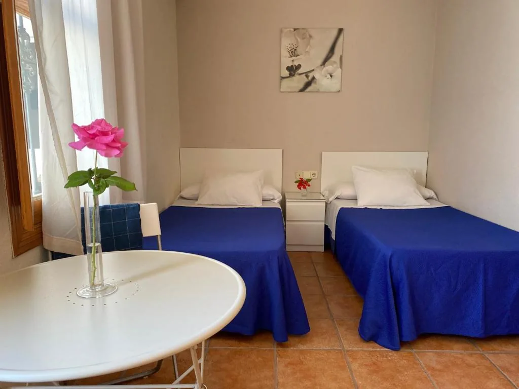 Habitación Doble - 2 camas — Hostal Moscatel