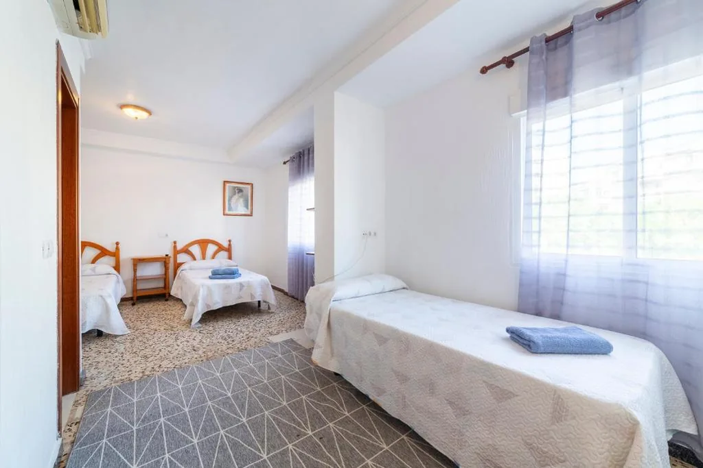 Dreibettzimmer mit Dusche — Hostal Moya