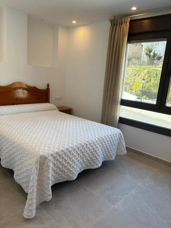 Habitación Doble con vistas a la montaña — Hostal Mulhacén