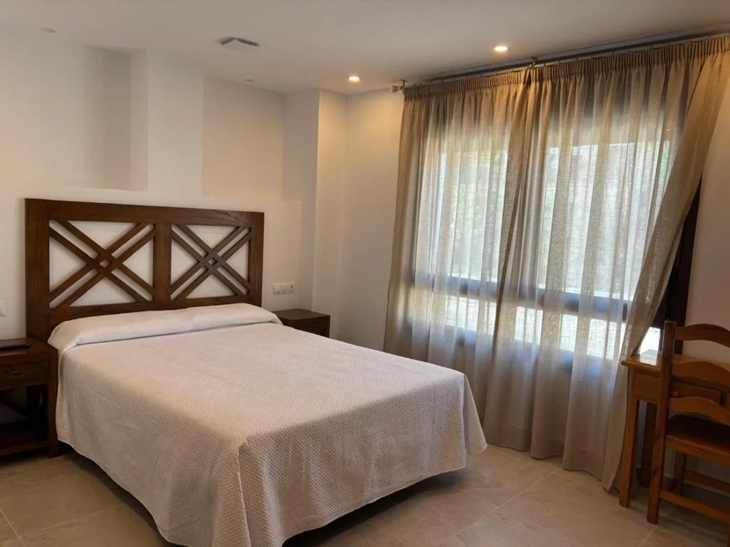 Habitación Doble con vistas a la montaña — Hostal Mulhacén
