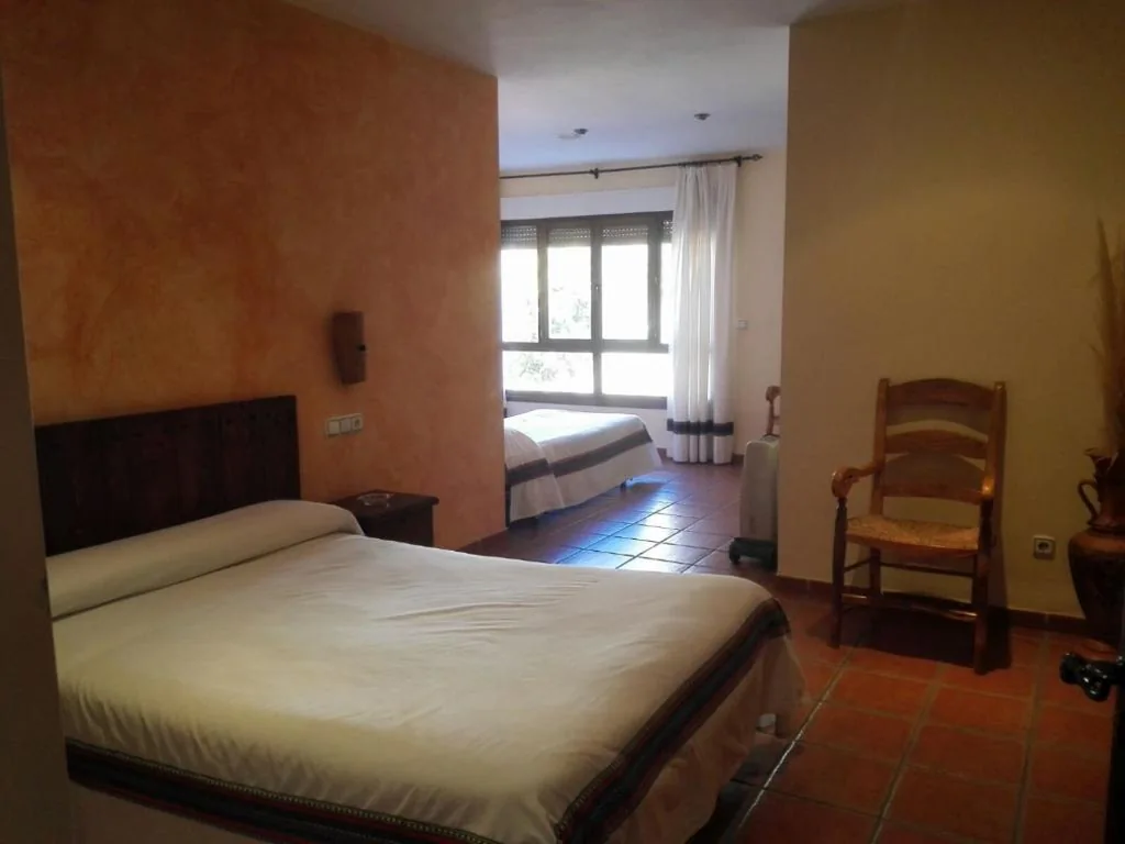 Habitación Familiar con vistas a la montaña — Hostal Mulhacén