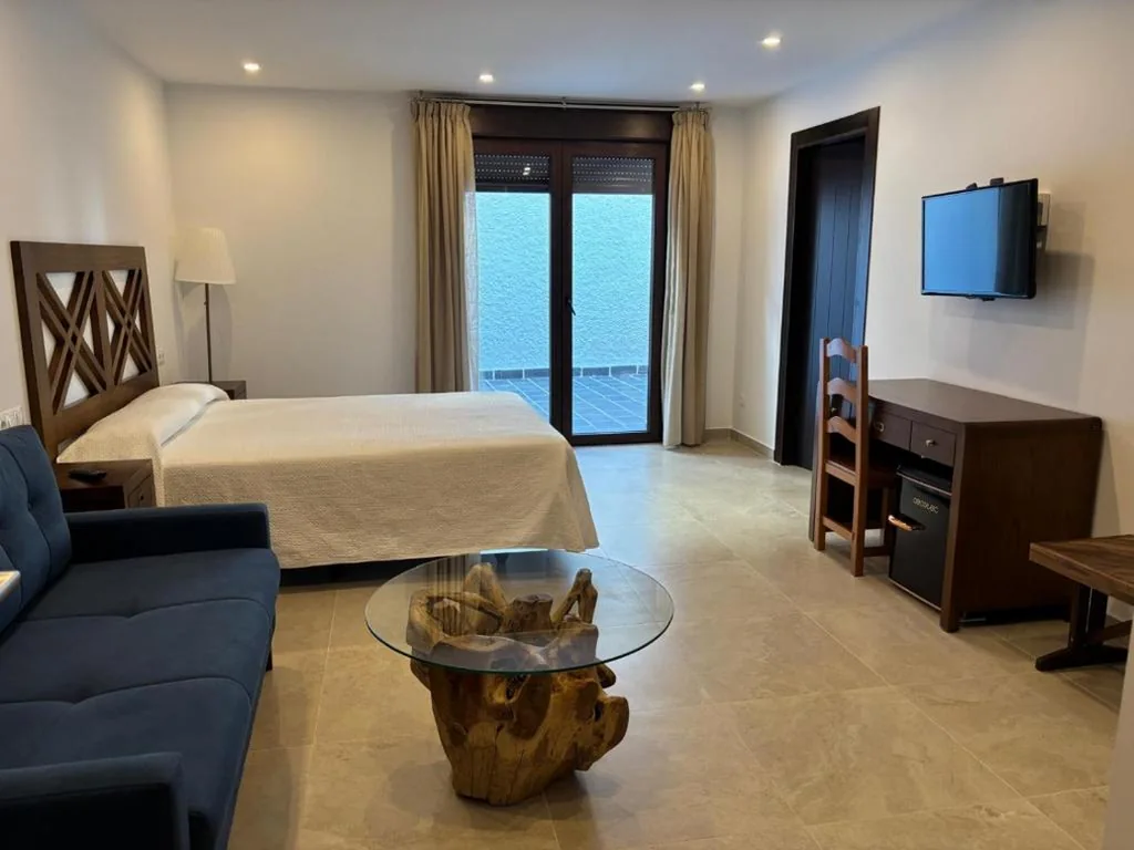 Habitación Triple con baño — Hostal Mulhacén