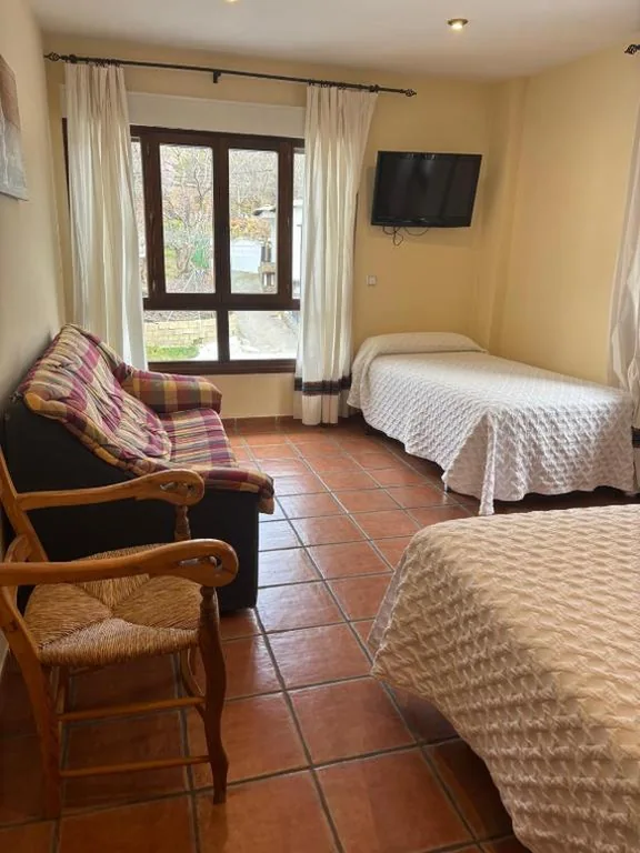 Habitación Triple con vistas a la montaña — Hostal Mulhacén