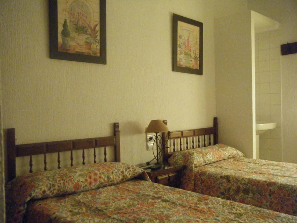 Habitación Doble con baño compartido — Hostal Muriel