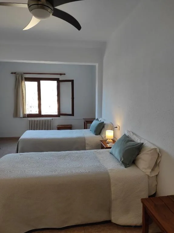 Habitación Doble con baño compartido - 1 o 2 camas — Hostal Nadal
