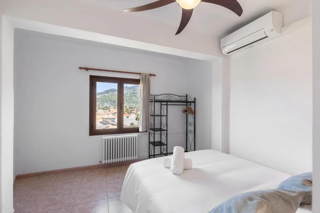 Habitación Doble con vistas a la montaña — Hostal Nadal