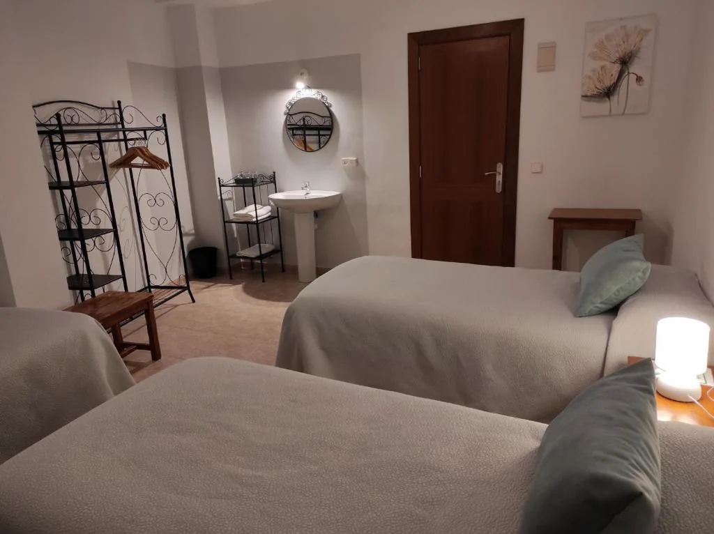 Habitación Doble Familiar con baño compartido — Hostal Nadal
