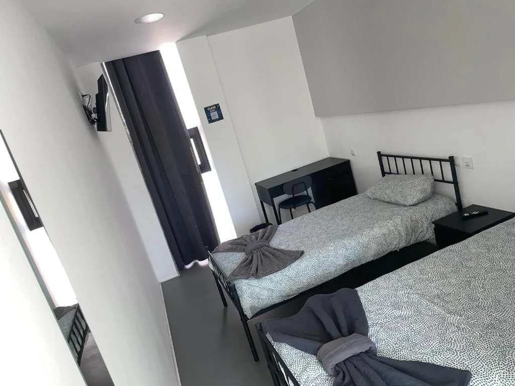 Doppelzimmer mit eigenem Bad – 2 Betten — Hostal NANA B&B
