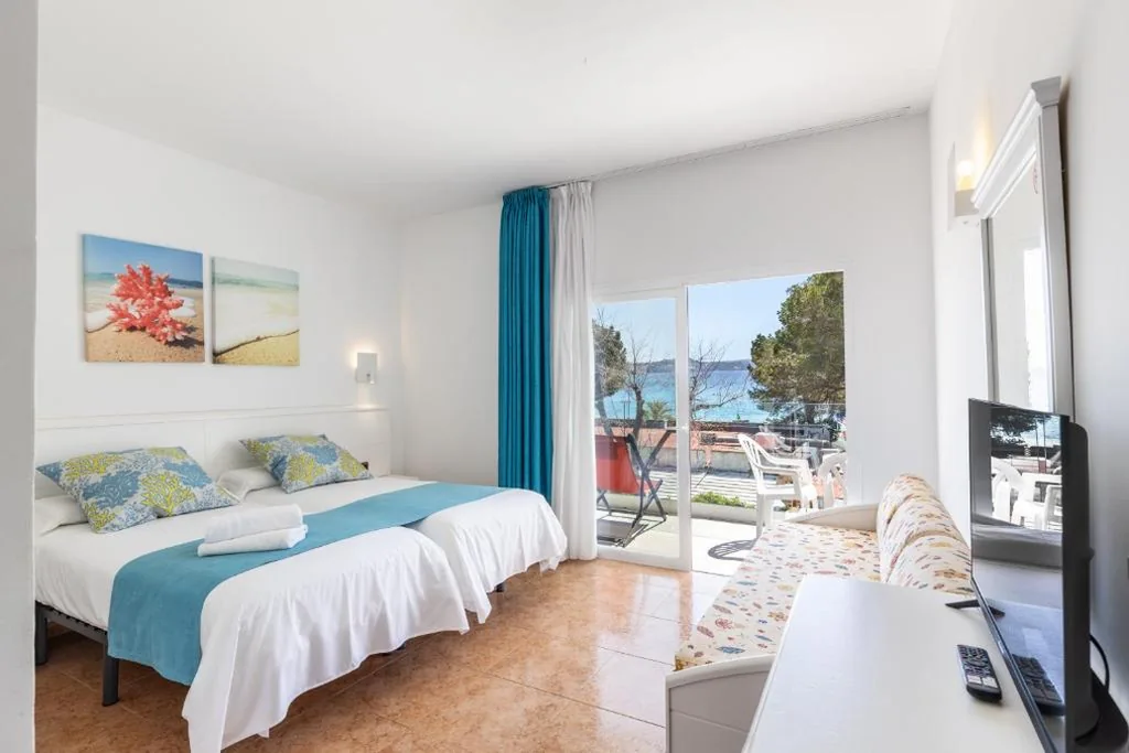 Habitación Triple con balcón y vistas al mar — Hostal Neptuno