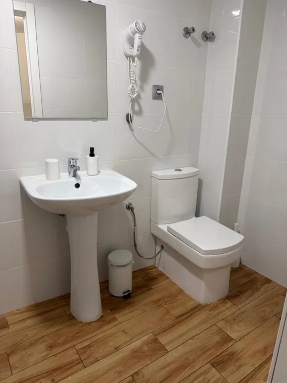 Double room with view to the interior yard — Hostal Nerjasol
