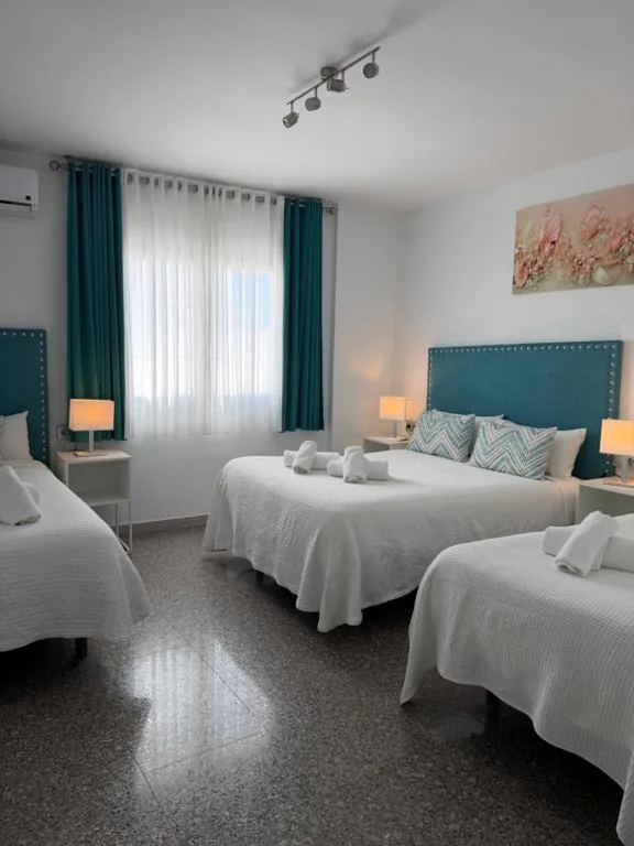 Habitación cuádruple — Hostal Nerjasol