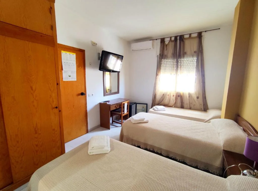 Camera Tripla con bagno — Hostal Neus