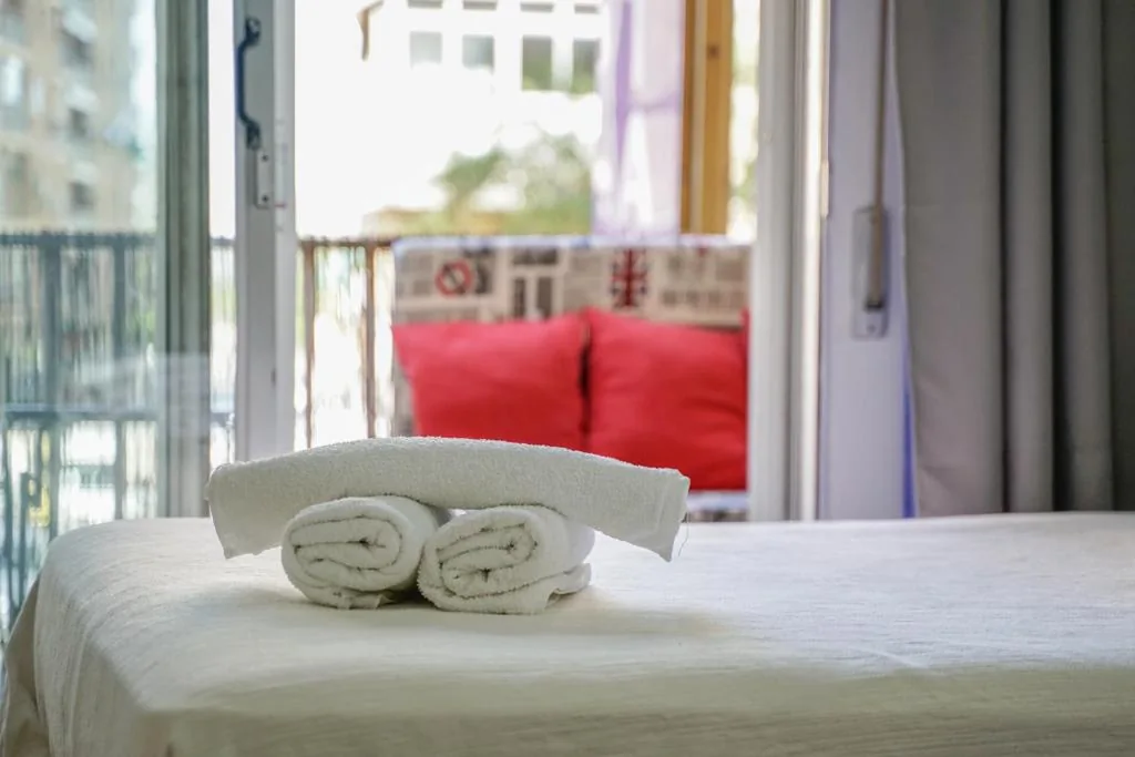 Habitación Triple con baño privado — Hostal Nevot