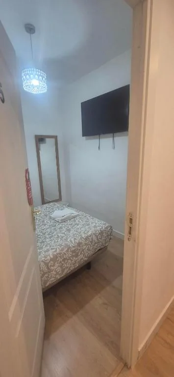 共用バスルーム付きスタンダードシングルルーム — Hostal New Life Madrid