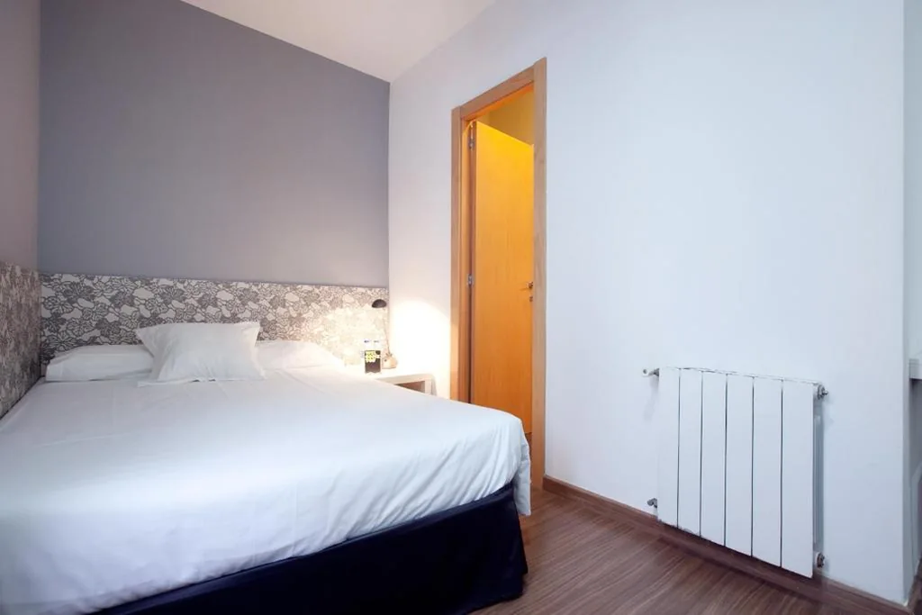 Tweepersoonskamer met eigen badkamer — Hostal Nitzs Bcn