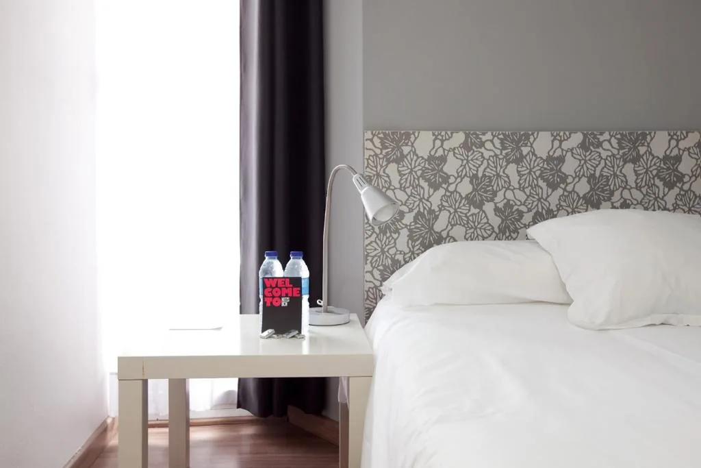 Kleine tweepersoonskamer met gedeelde badkamer — Hostal Nitzs Bcn